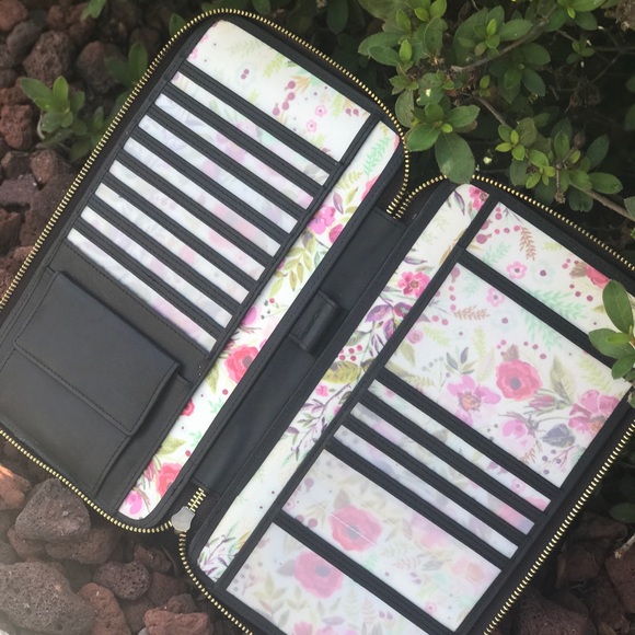 house of flynn Bags House Of Flynn Travelers Wallet Poshmark